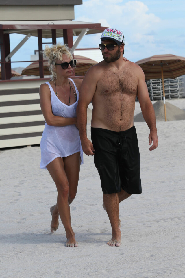 KLARER IKKE GI SLIPP: Sist uke ble ekteparet sett hånd i hånd på en strand i Miami. Foto: All Over Press KLARER IKKE GI SLIPP: Sist uke ble ekteparet sett hånd i hånd på en strand i Miami. Foto: All Over Press